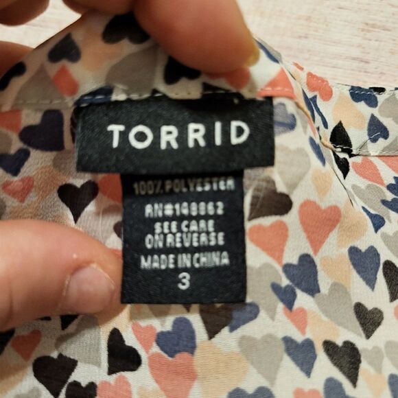 NWOT Torrid sleeveless button-down heart blouse - Picture 4 of 6